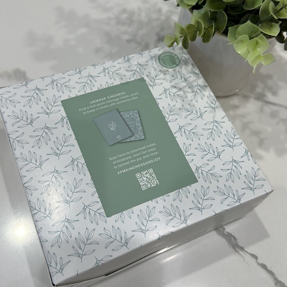 New in Box Tea Tree Special Gift Set - Picture 5 of 7